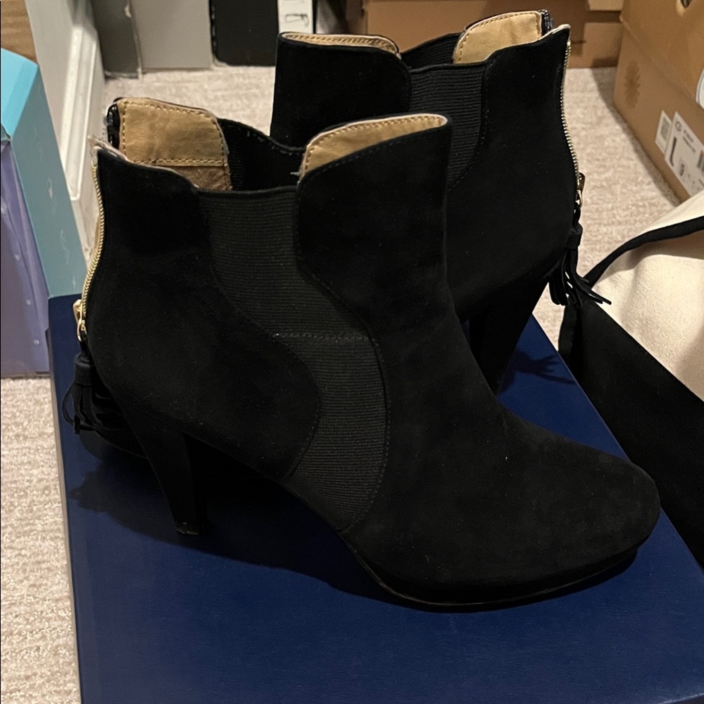 Adrienne Vittadini Black Ankle Suede Booties size 9
